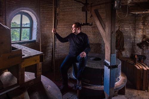 De eigenaar van molen De Vier Winden in de molen.