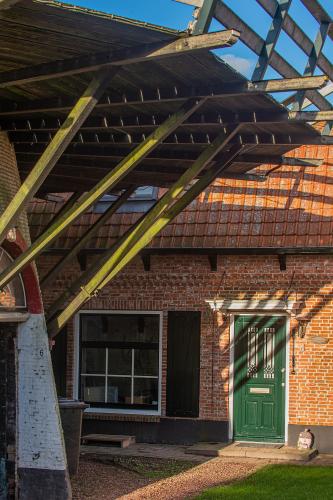 Detailfoto van molen De Vier Winden in Sint-Annaland.